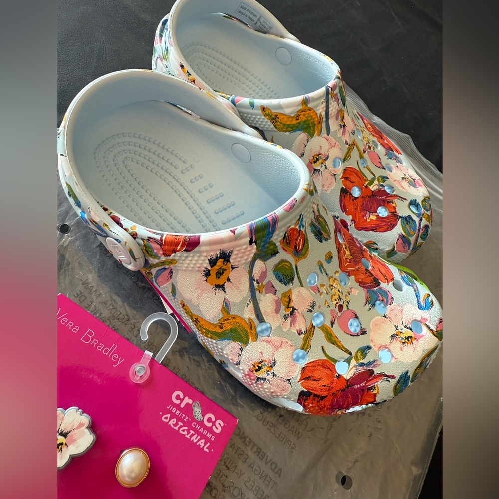 Vera Bradley Crocs with Matching Jibbitz NWT - Picture 5 of 5